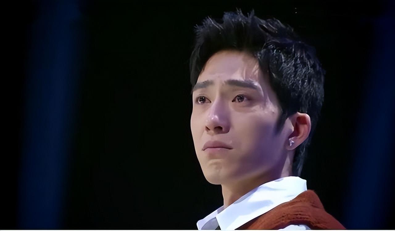 回顾井柏然出生28天父母离异奶奶捡废品将他养大养恩难报