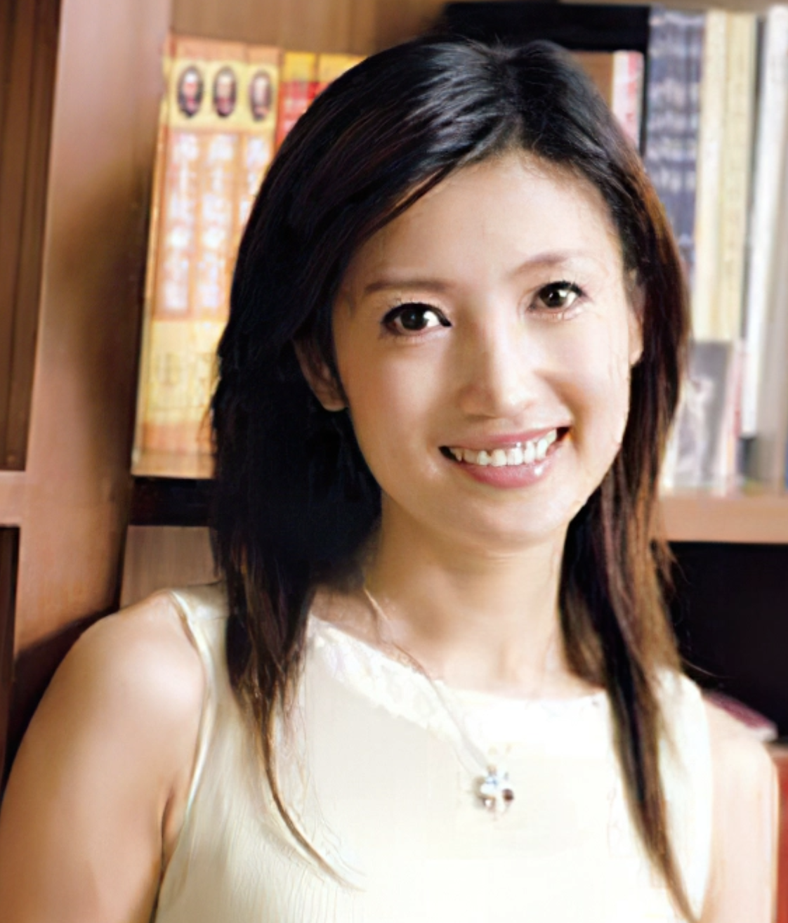 回顾主持人春妮毕业嫁给学长二婚嫁给同学刚强婚后被宠成了宝