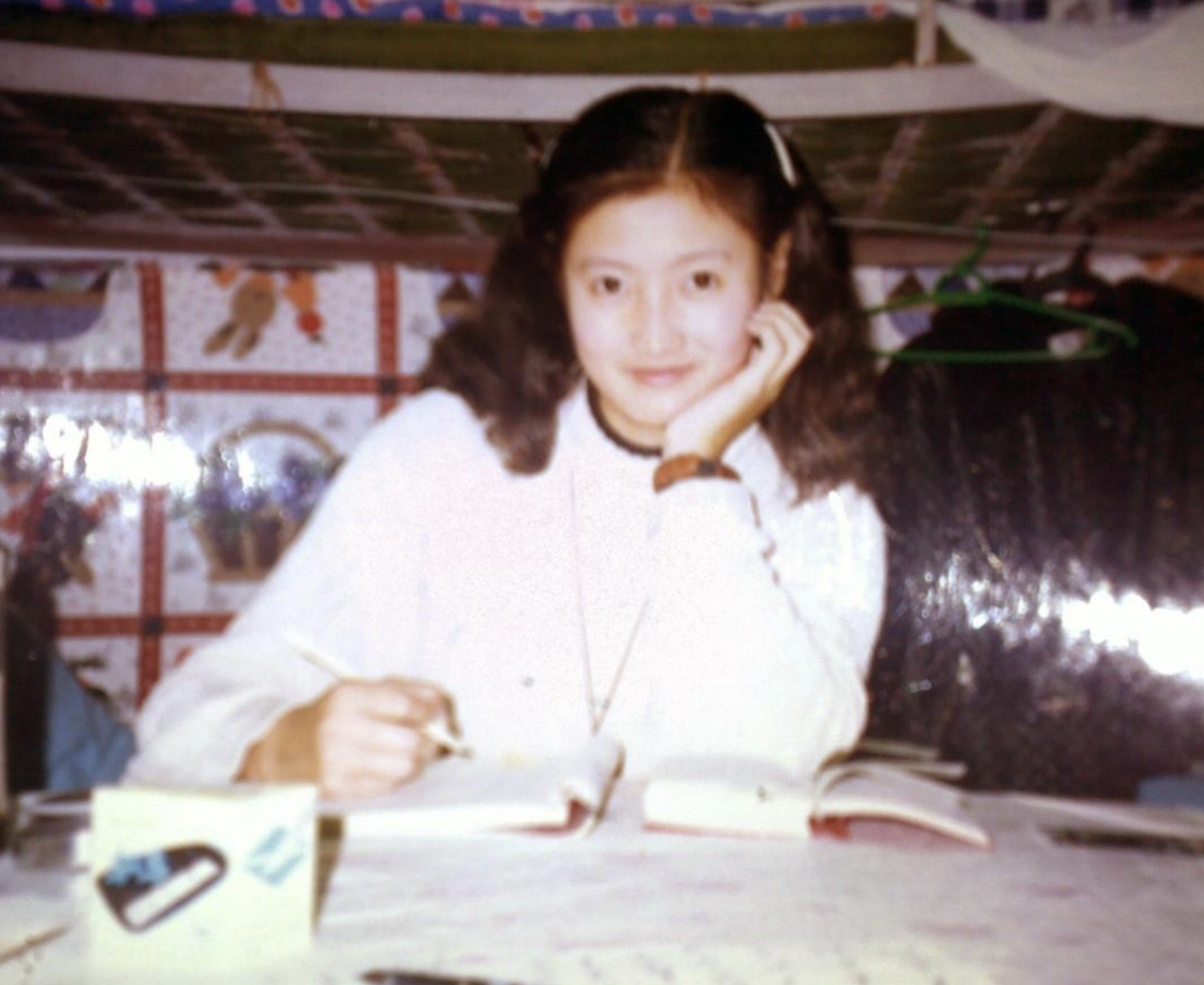 备受父母宠爱的春妮,成了家中的掌上明珠,童年生活非常幸福.