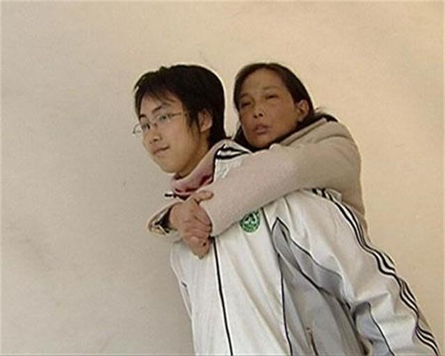 2005年背母上学的刘霆十年后变性参加选美比赛成功获奖