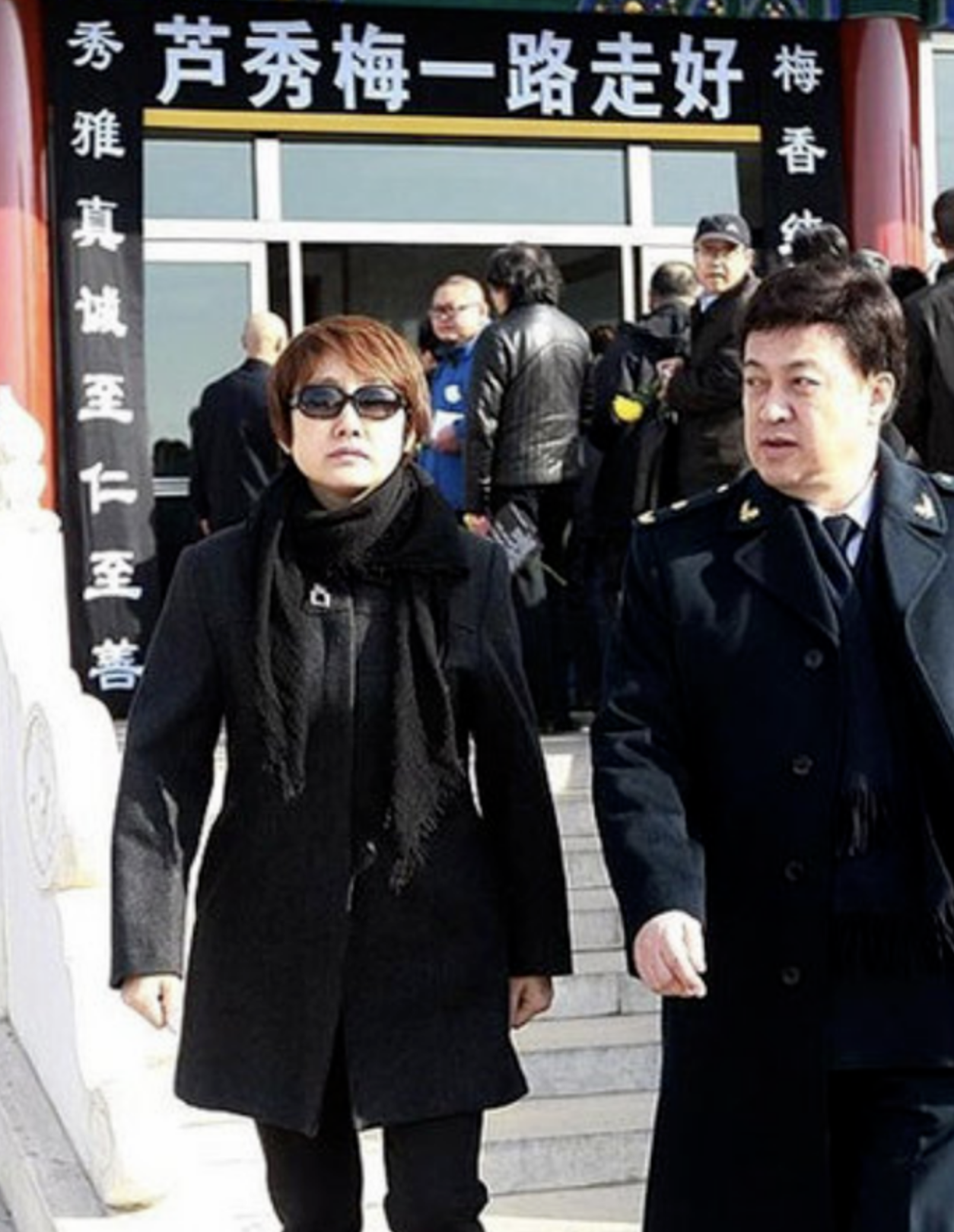 2003年,丈夫因收受张俊以给予的11万元及价值50万元的音像设备,以"