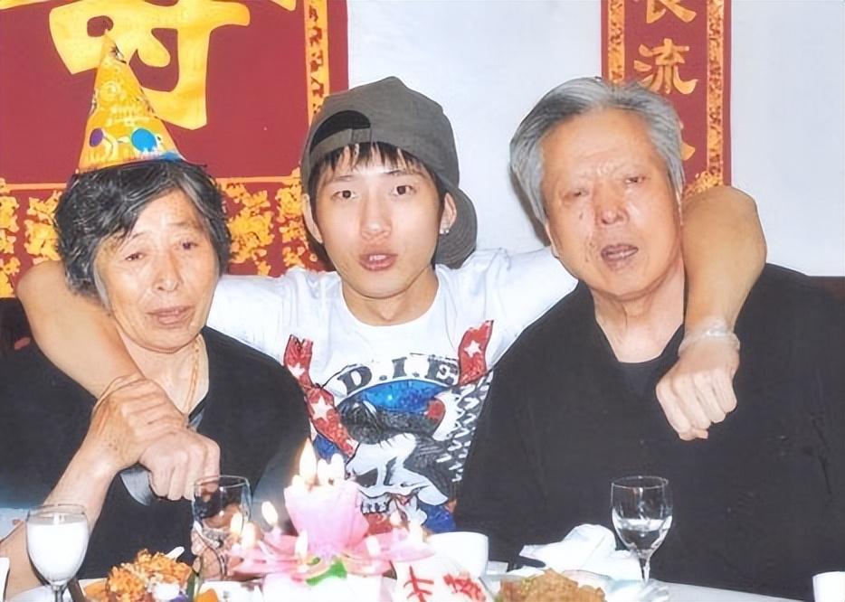 回顾井柏然出生28天父母离异奶奶捡废品将他养大养恩难报