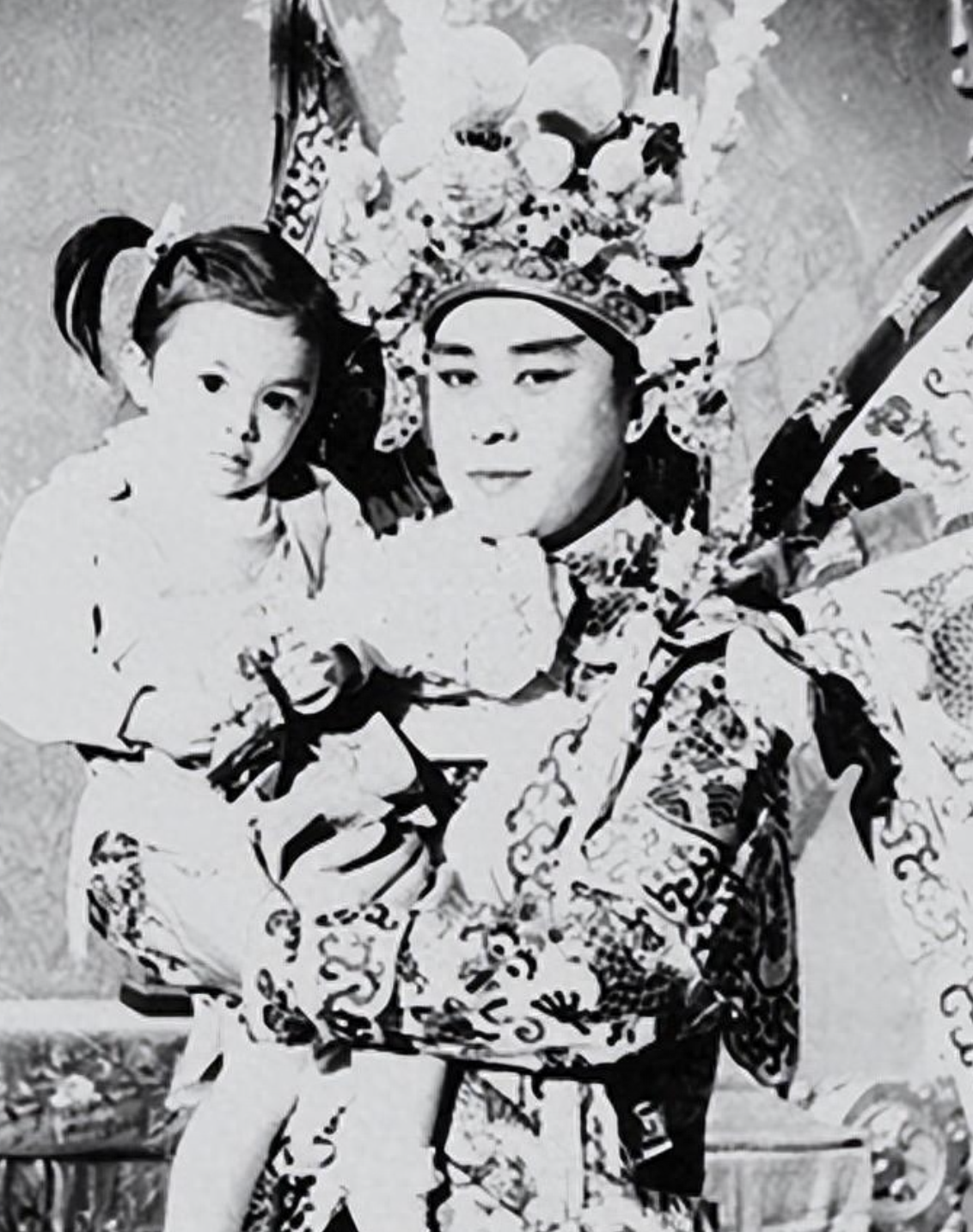 回顾关之琳父亲关山女儿28年不理他去世关之琳为他买400万墓地