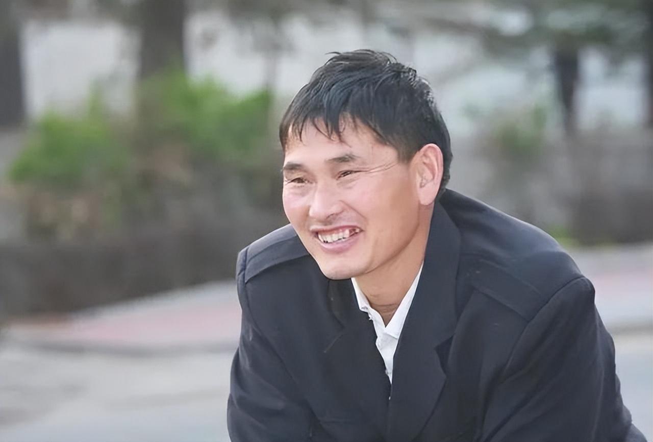 回顾被人扔砖头被全村当摇钱树大衣哥朱之文为何被骂