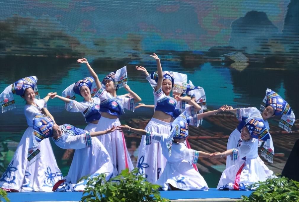 围着篝火堆,一起跳拉手舞,一起唱歌,一起喝酒,一起看着村里的年轻男女