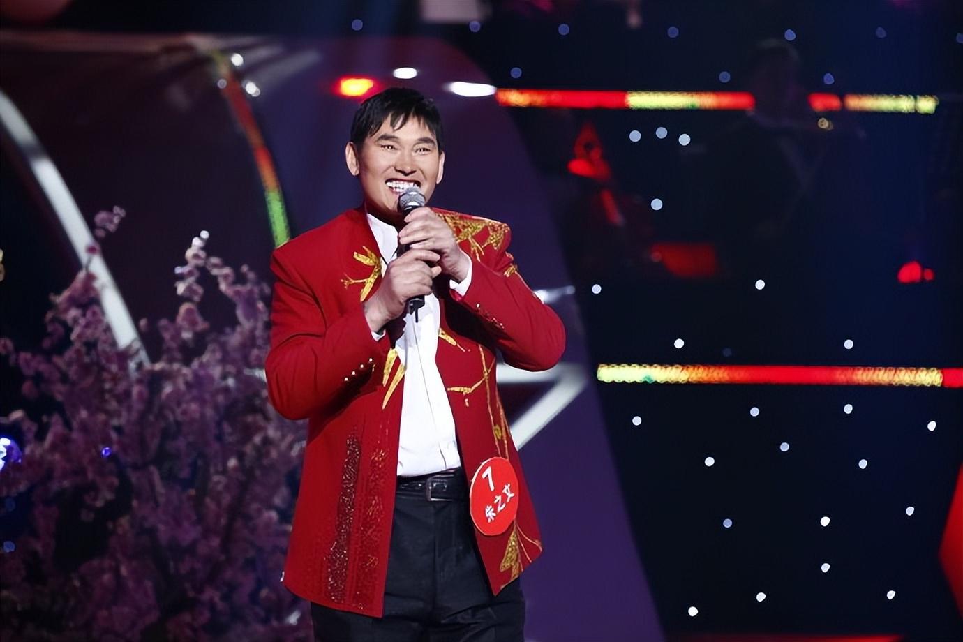 回顾被人扔砖头被全村当摇钱树大衣哥朱之文为何被骂