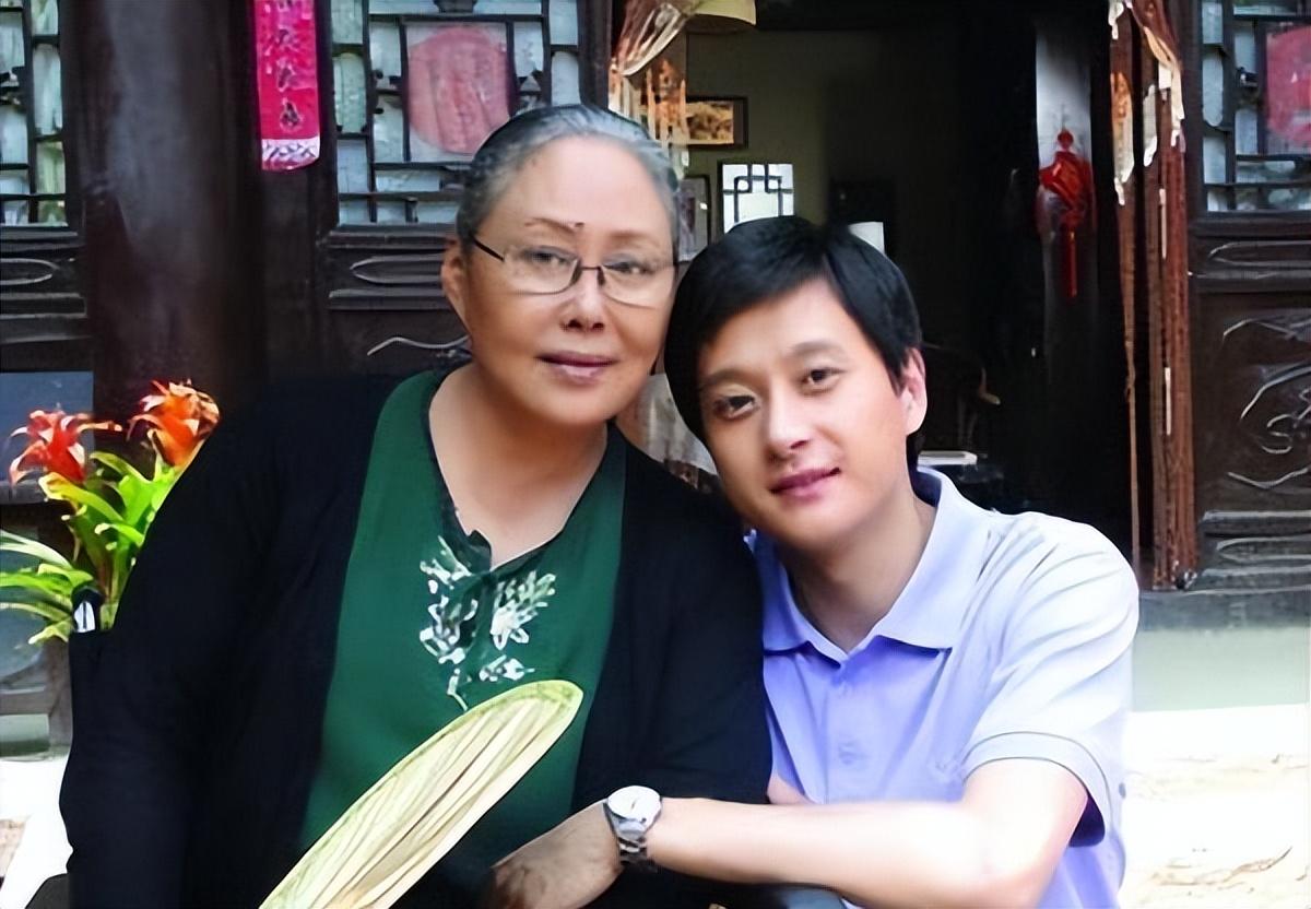 回顾斯琴高娃的儿子我的沧桑母亲我的瘫痪父亲我带泪的亲情