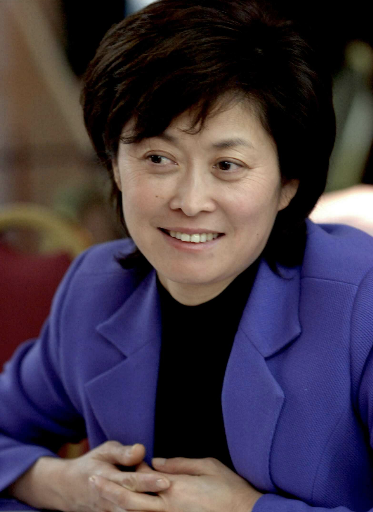 回顾主持人敬一丹在考场遇见富豪丈夫相伴42年被宠成了宝