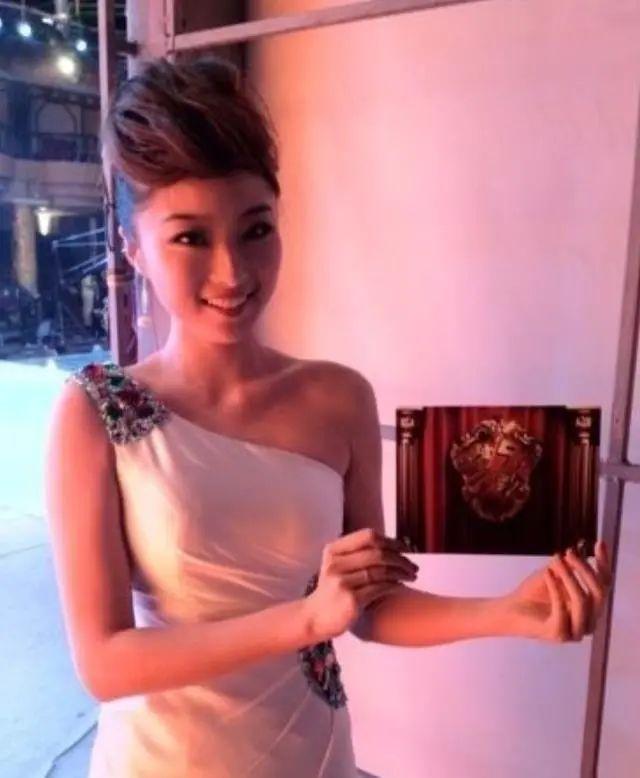 回顾主持人马翩然25岁被男友杀害28个月才安葬父母痛不欲生