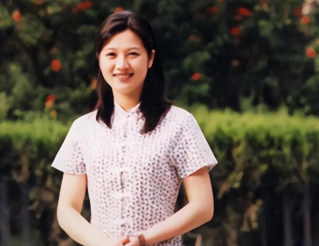 可这位魅力无限的主持人,却在智慧与风貌并存的年纪香消玉殒,夺取她