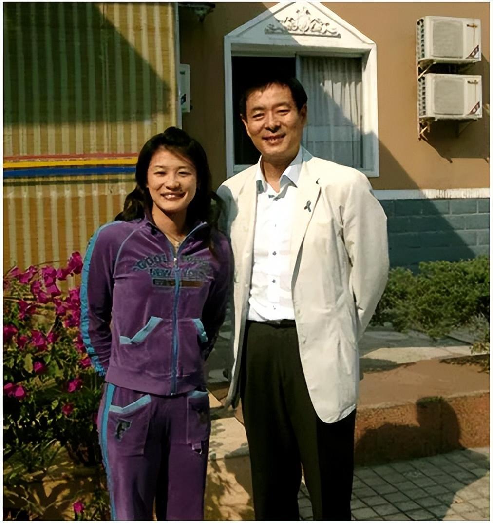 回顾濮存昕父亲离世后他与母亲的亲情感人催泪