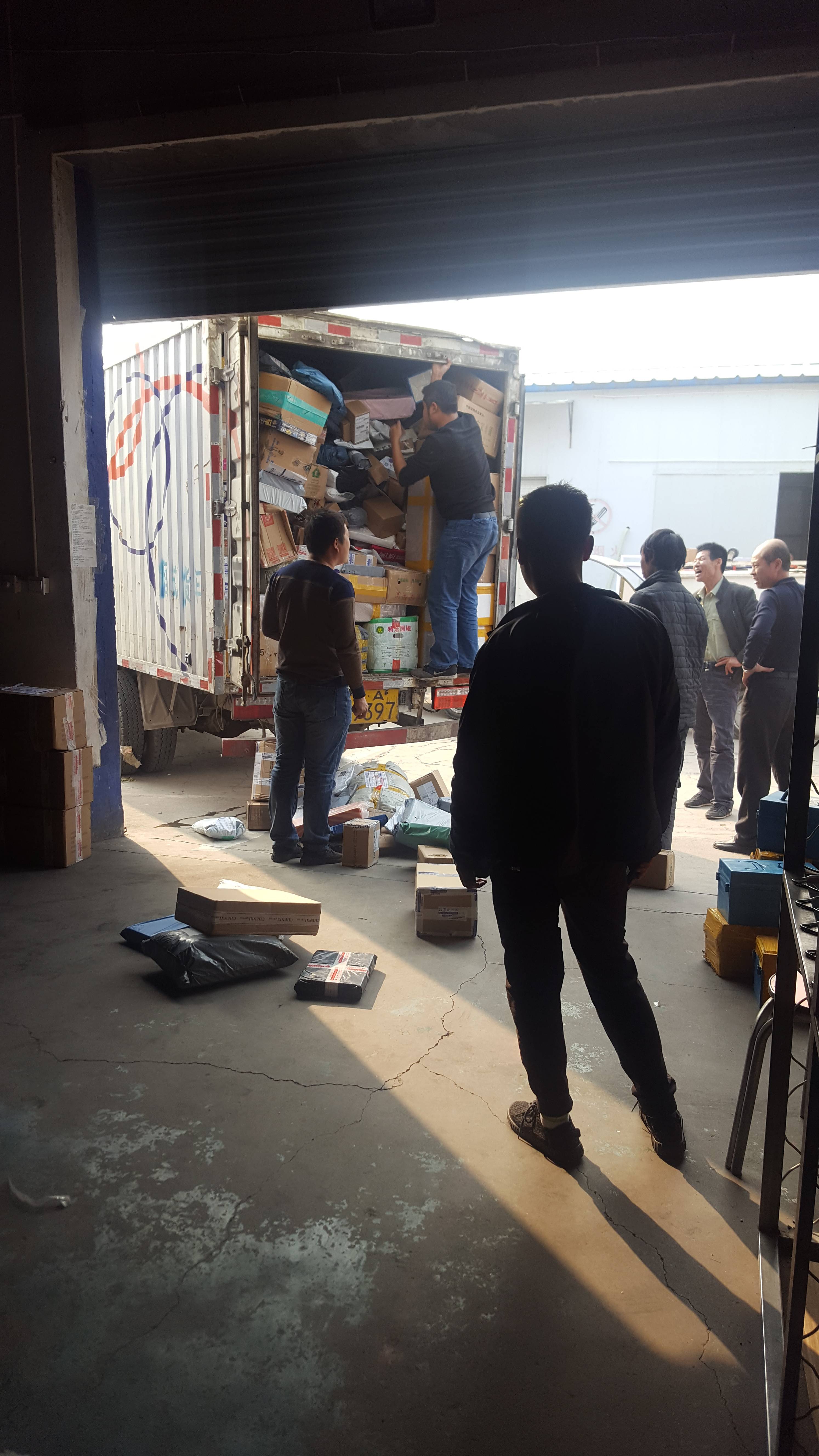 正在卸货的快递员 讲述者供图不增反降的派费这些年,大家对快递公司