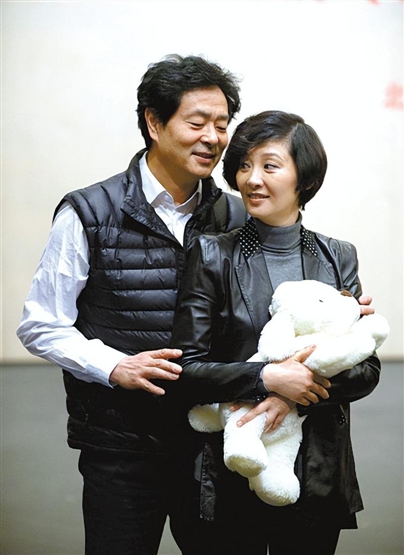 随着时间的推移,濮存昕的身体状况逐渐好转,他和宛萍开始轮流在母亲的