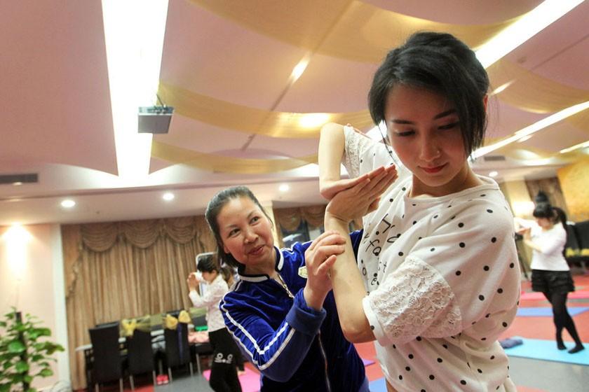 2005年背母上学的刘霆十年后变性参加选美比赛成功获奖