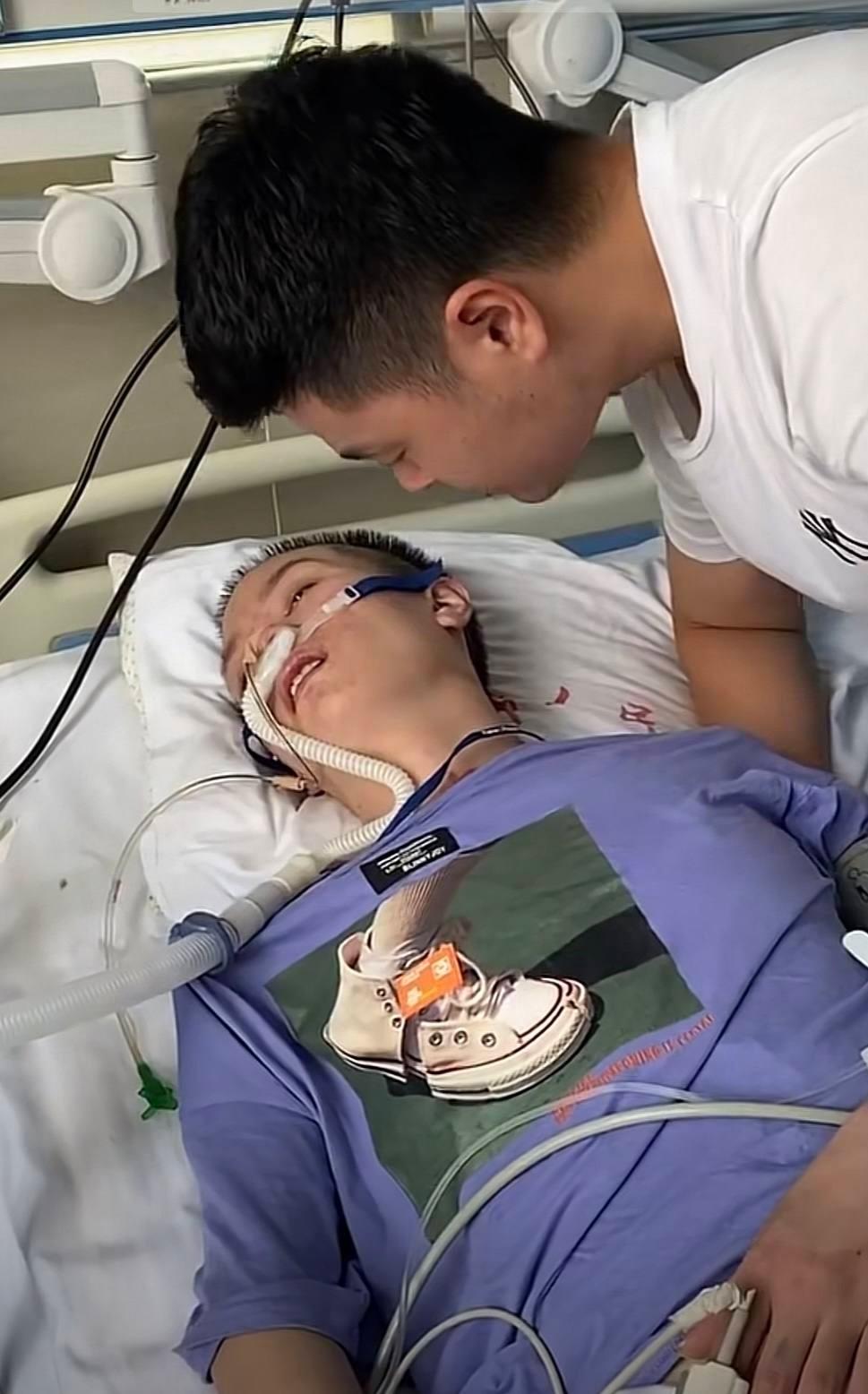 七夕节到了,宁喜专门给元元带来一大束玫瑰花,元元开心地笑了,这让宁