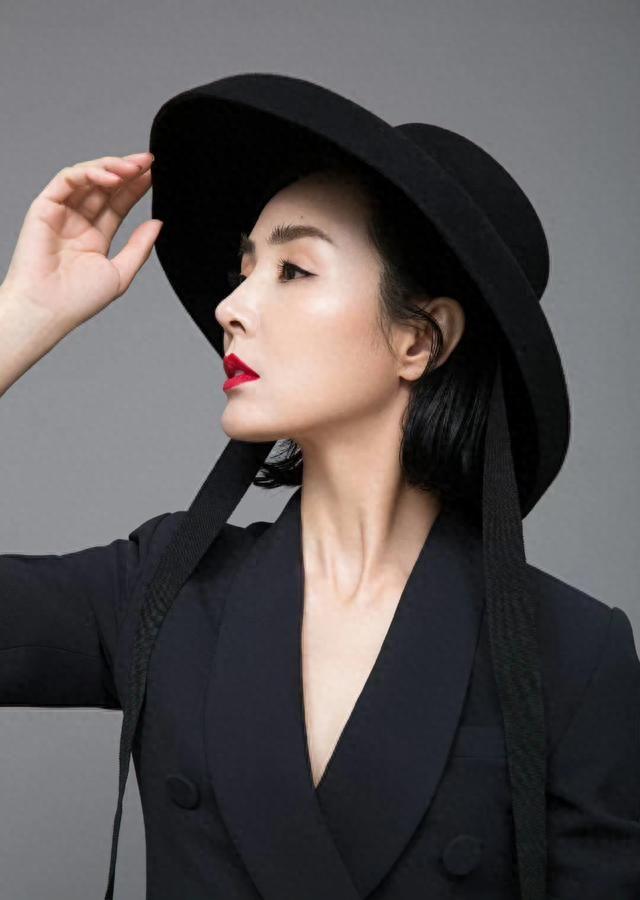 回顾姜宏波:貌美如花演技也好,为何50岁依旧单身?