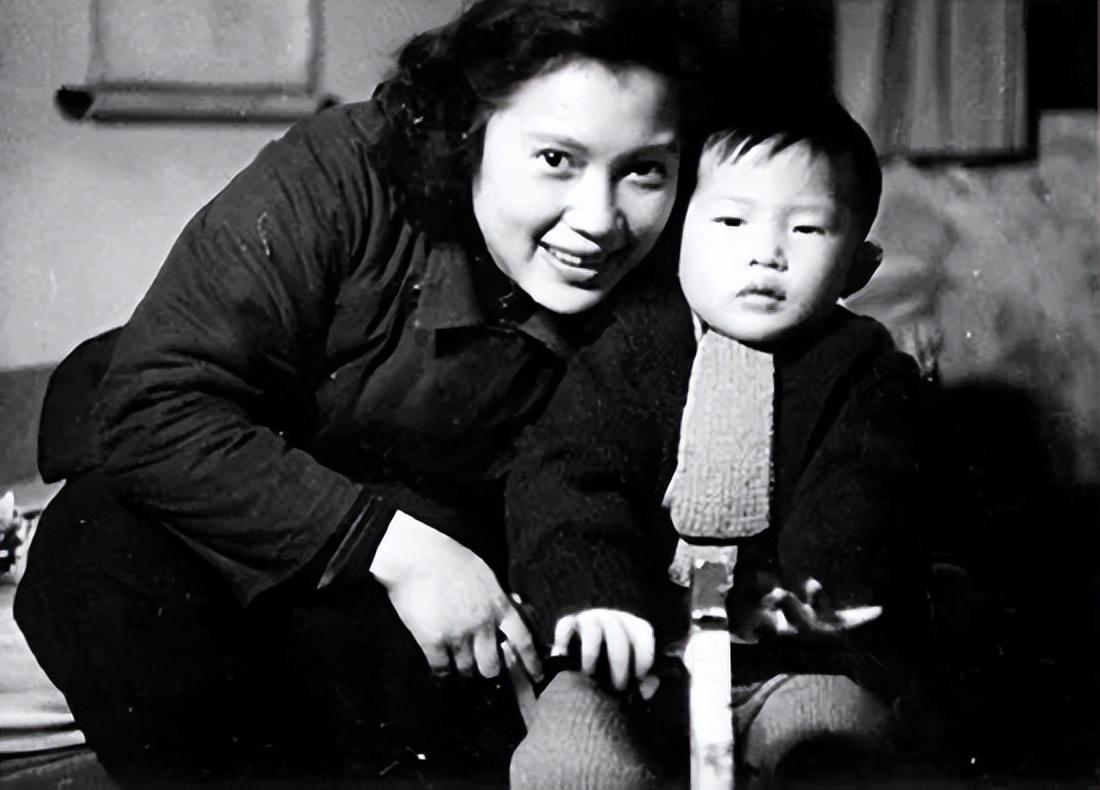 回顾秦怡离世看着丈夫儿子和妹妹相继去世晚年坚强活成传奇