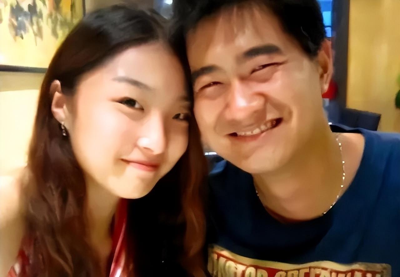 回顾主持人马翩然25岁被男友杀害28个月才安葬父母痛不欲生