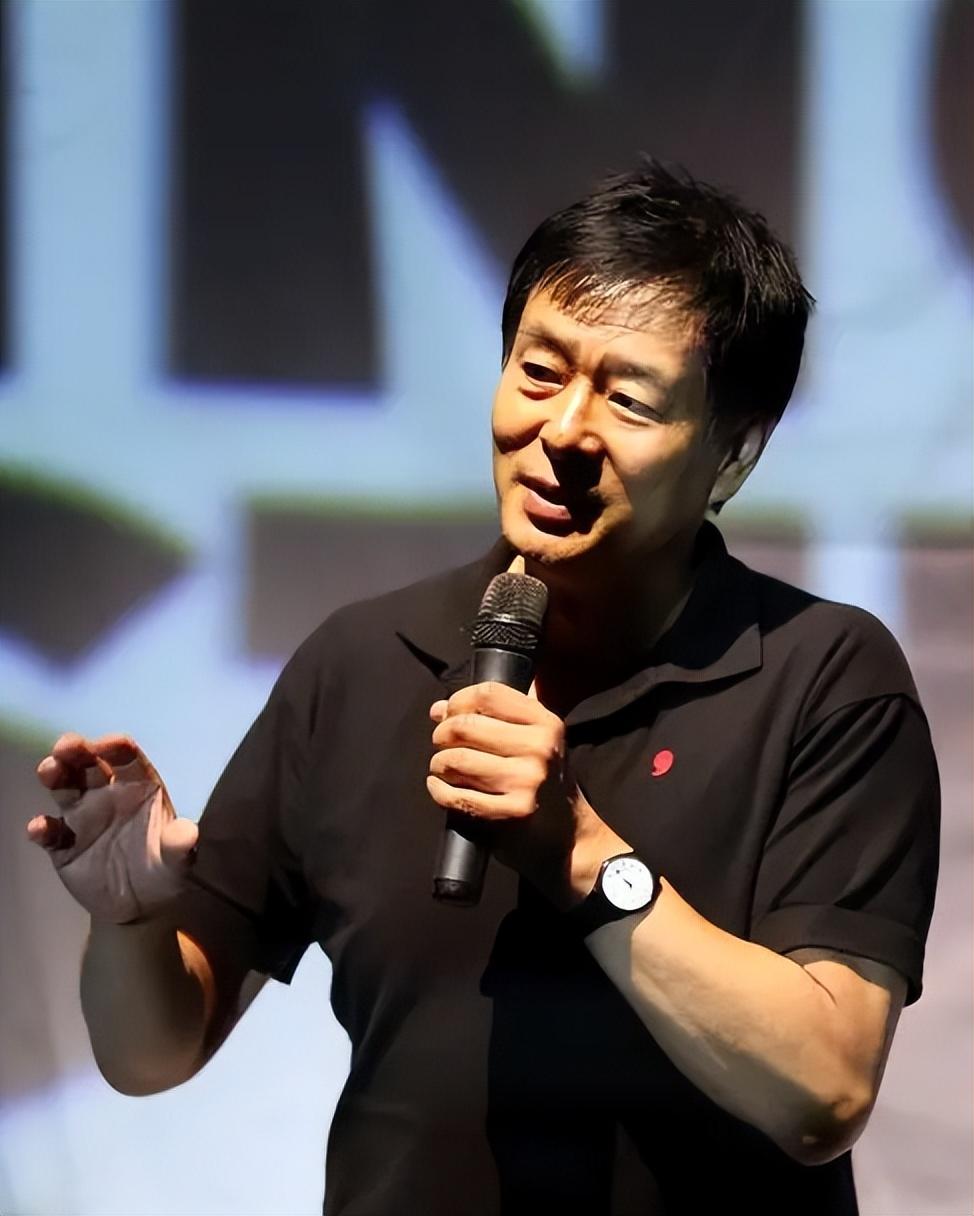 回顾濮存昕父亲离世后他与母亲的亲情感人催泪