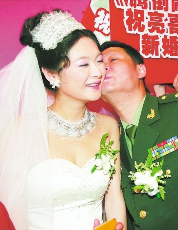 回顾爆红后下乡养鸡年入千万助农脱贫资产上亿只骑电驴