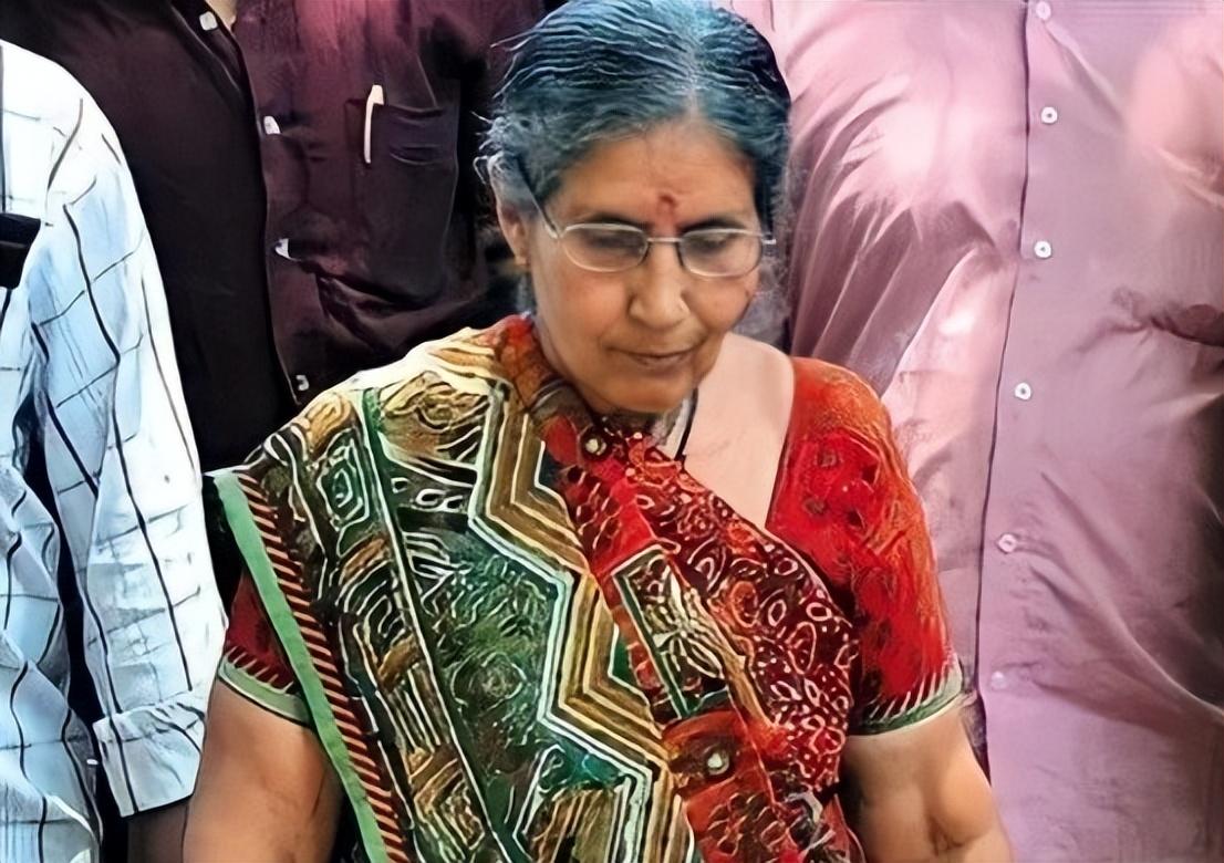 印度第一夫人嫁莫迪守活寡45年和首富夫人没有对比就没有伤害