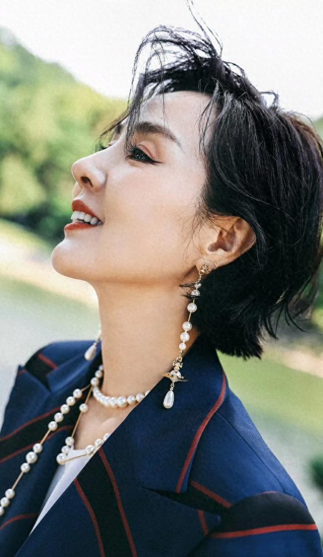 回顾姜宏波:貌美如花演技也好,为何50岁依旧单身?