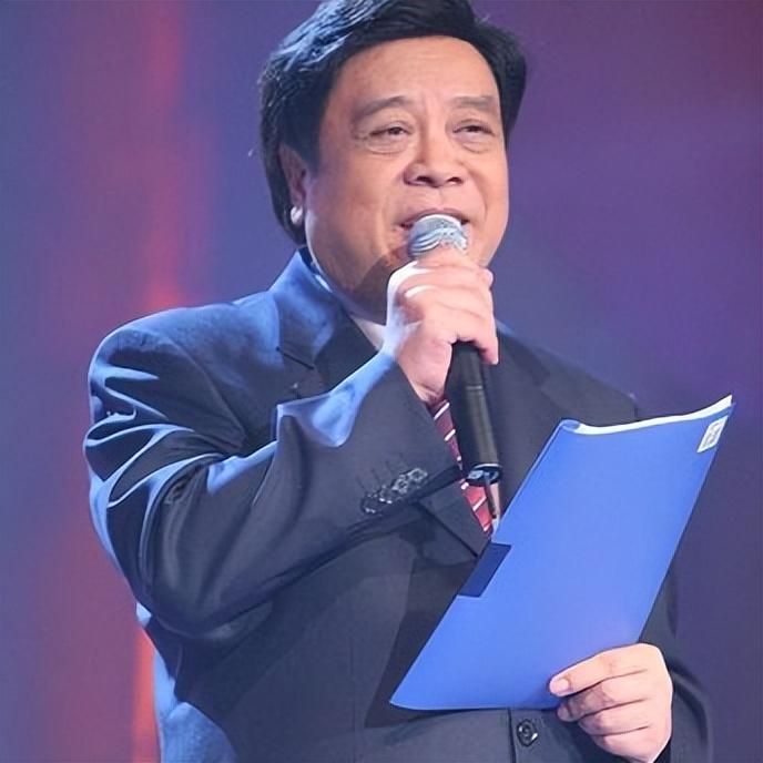 赵忠祥不仅配音功底扎实,主持水平也首屈一指,首届春晚便在他的开场白