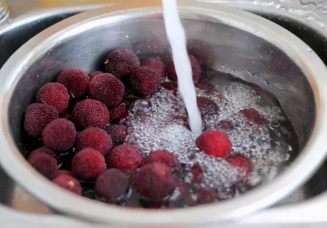 洗杨梅,别只会用盐水!老果农:多加一点"它",虫子自动往出跑