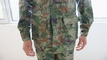 迷彩采用降色设计▼07式作训服将逐步被替换火箭军07式丛林迷彩(右)对