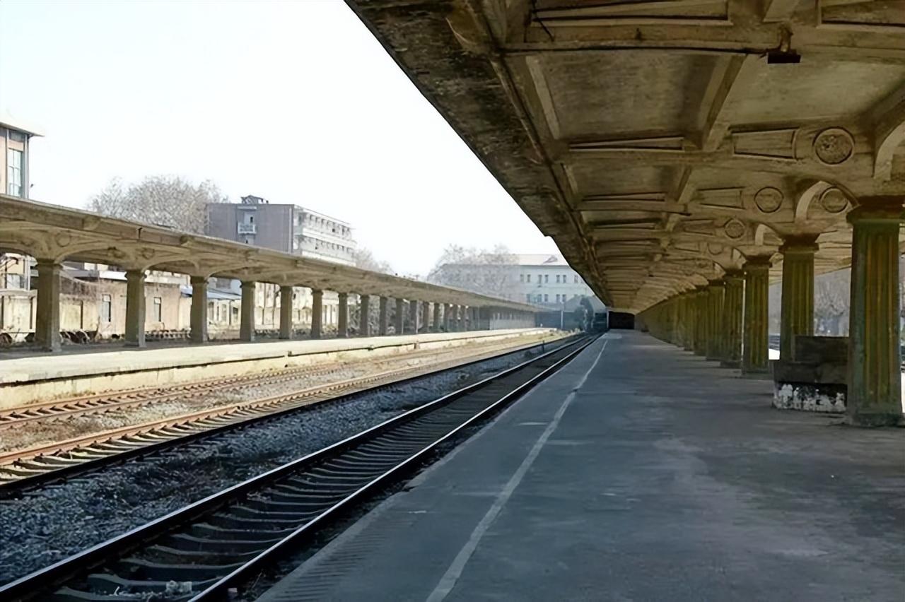 1973年年底,尹艳萍出生于云南省腾冲县的一个偏远村落之中.