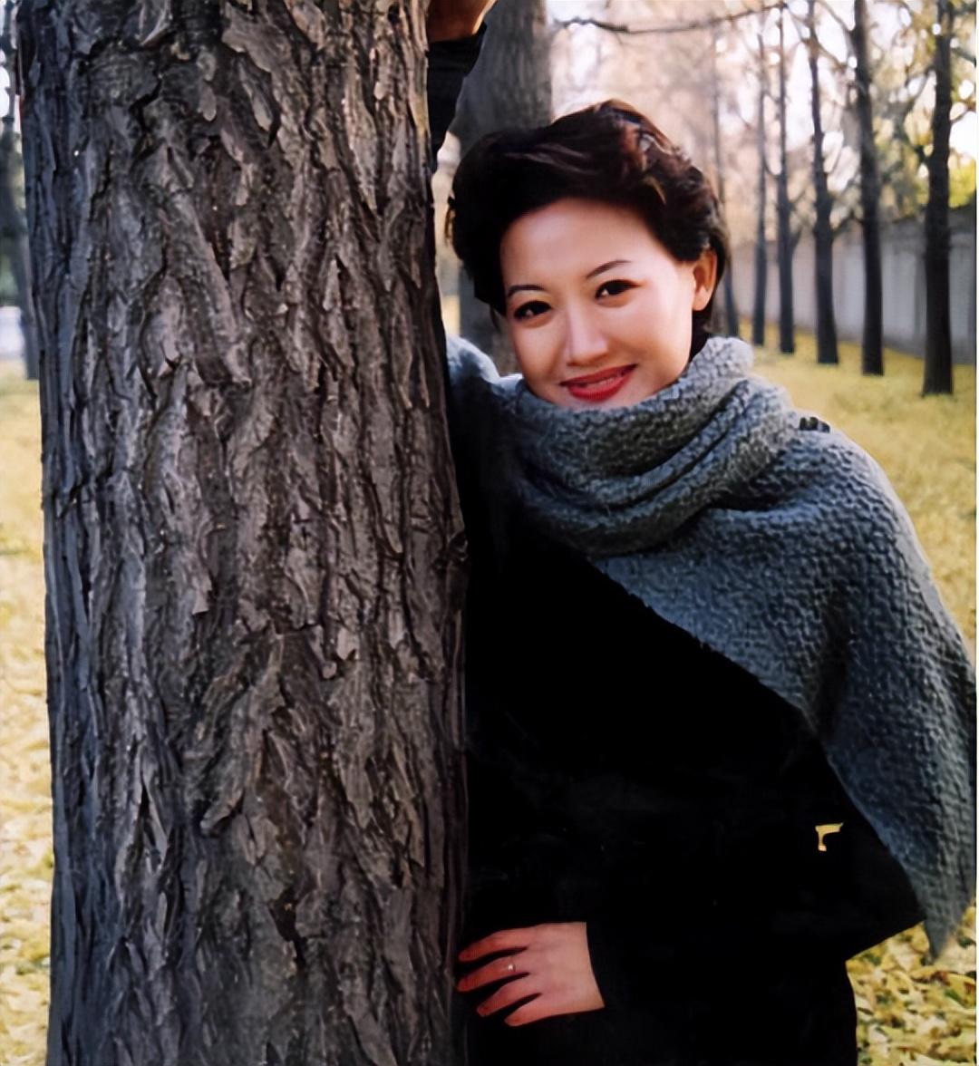 回顾主持人梁艳能力不输董卿51岁还未结婚父母为她操碎了心