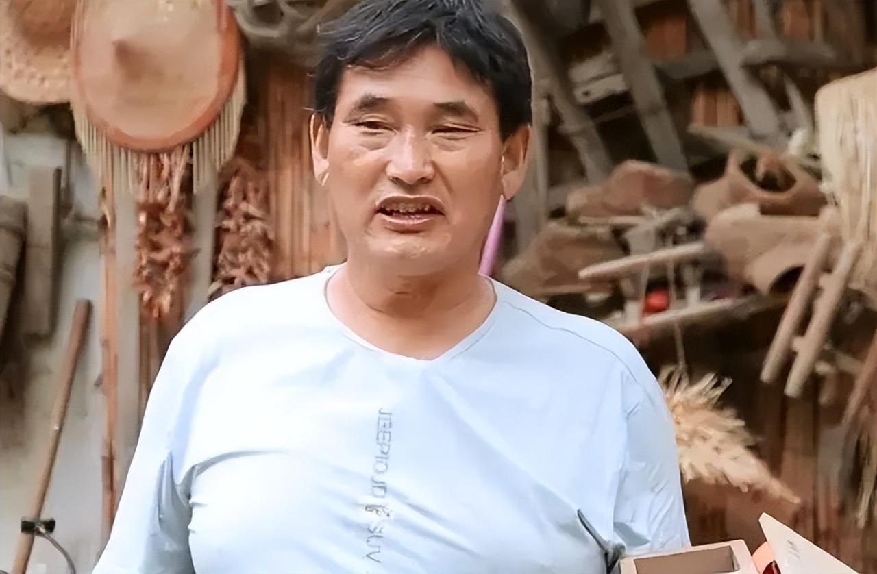 回顾被人扔砖头被全村当摇钱树大衣哥朱之文为何被骂