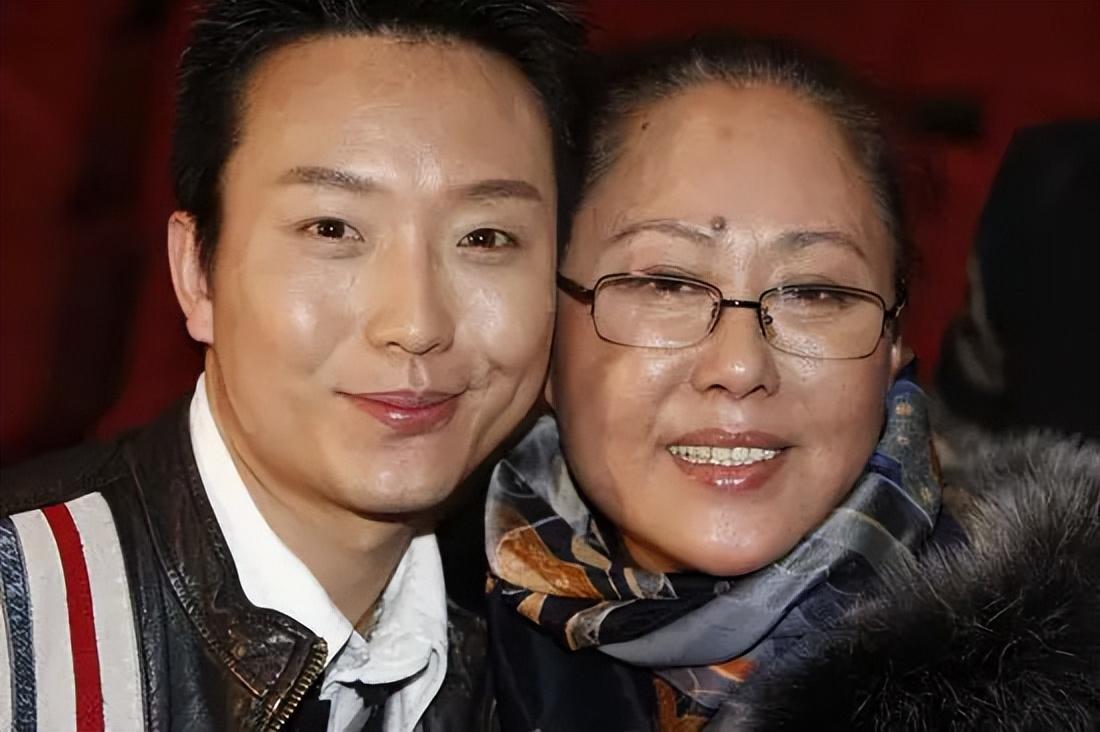 回顾斯琴高娃的儿子我的沧桑母亲我的瘫痪父亲我带泪的亲情