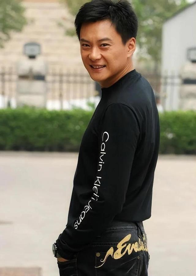 回顾演员王斑:对曹颖一见钟情,结婚14年生一子,浪漫如初