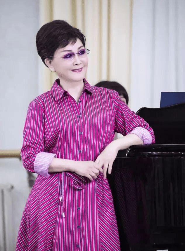 回顾李谷一离婚又再婚丈夫病逝3年女儿见证了他们的坎坷