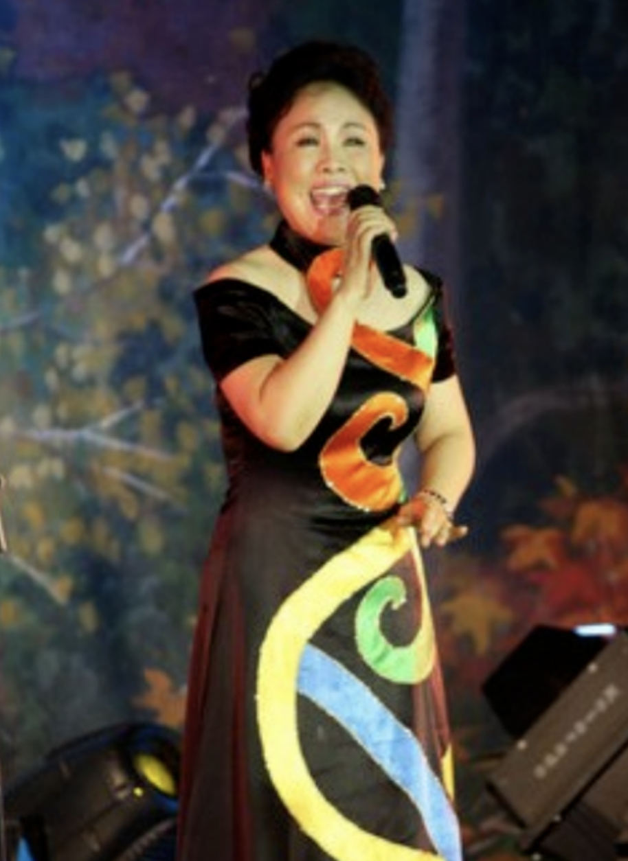 2003年,丈夫因收受张俊以给予的11万元及价值50万元的音像设备,以"