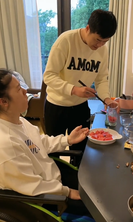 回顾婆婆照顾儿媳能成网红儿媳意外成植物人她2年拍800条视频