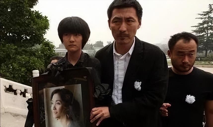 回顾演员张子健我不是负心汉曾给钱帮前妻治病再婚娶了个贤妻