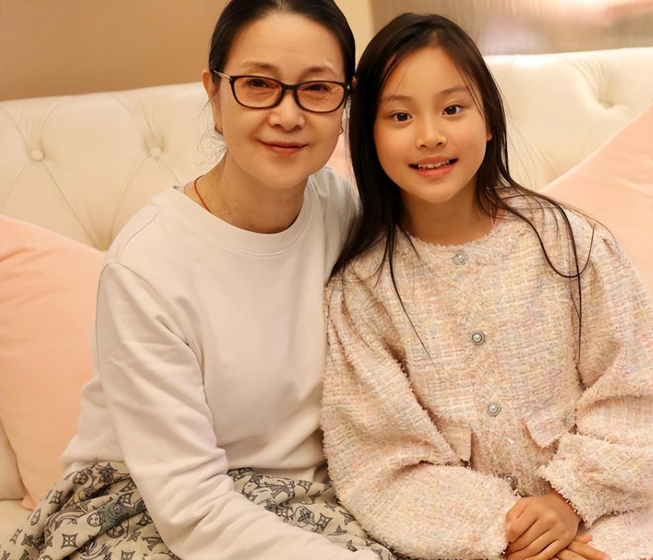 回顾李小璐的母亲张伟欣挽救过女儿的婚姻现在我的心最痛