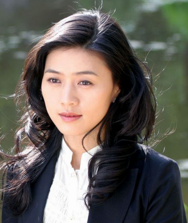 刚进入大学不久,田海蓉就幸运地被导演李少红相中,她参演了首部作品