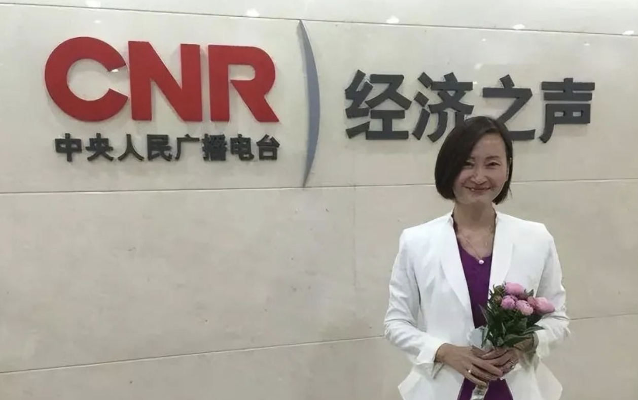 1993年,白岩松策划和主持了央视新闻节目《东方时空》,事业迎来了转折