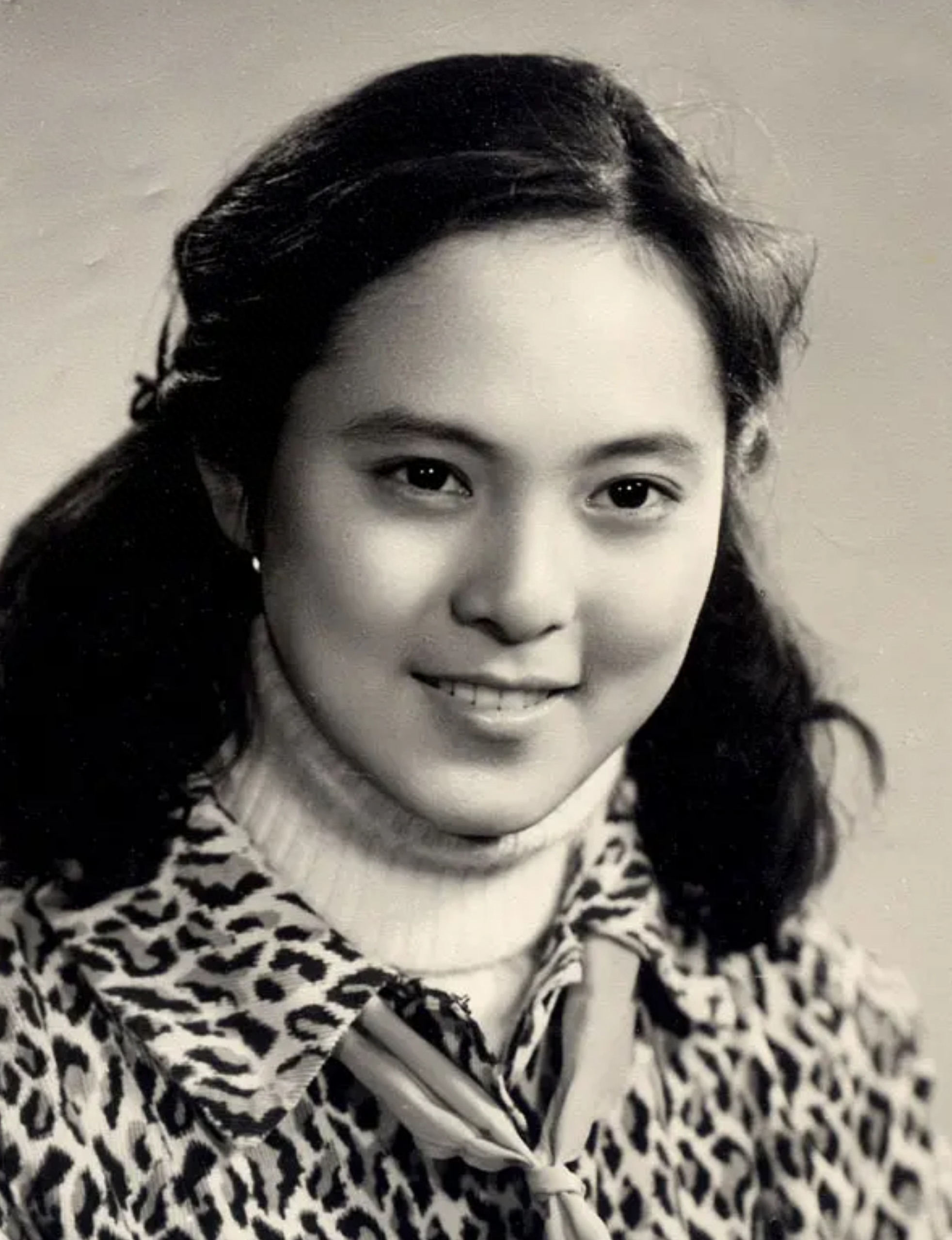 因为父母工作的原因,所以常年不在家,郭凯敏和妹妹跟随爷爷奶奶在上海