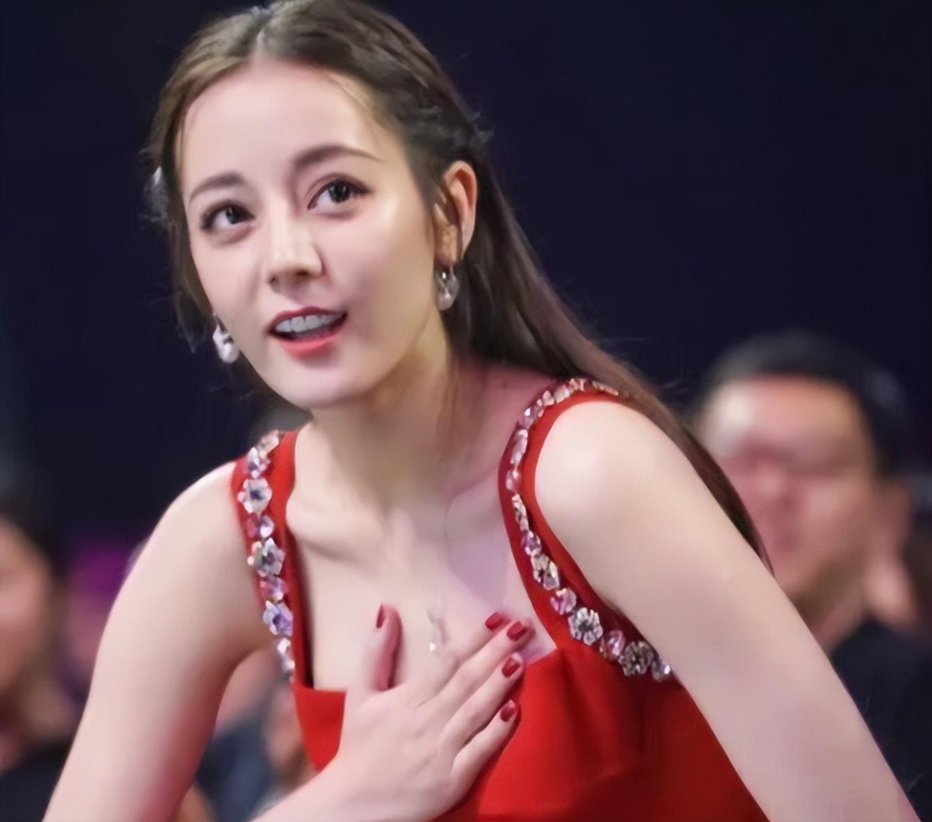 回顾:看了迪丽热巴捂胸口,终于知道女明星们有多害怕走光了!