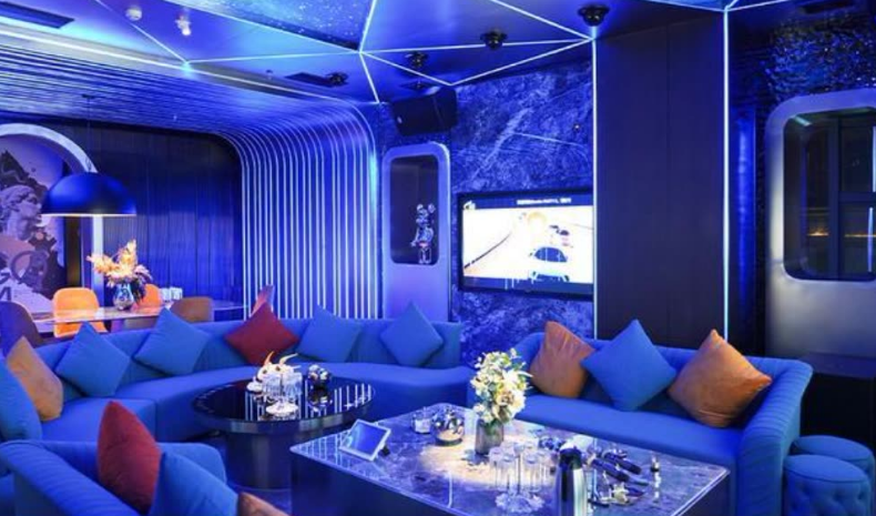 然而,随着移动互联网时代的到来,曾经风光无限的ktv行业,却逐渐从巅峰