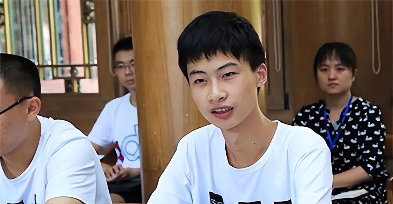 17年河北寒门高考状元庞众望父母双残捡过破烂744分考上清华