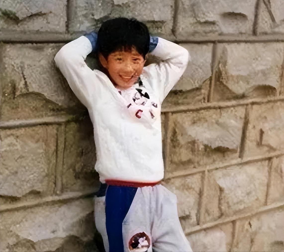 回顾井柏然出生28天父母离异奶奶捡废品将他养大养恩难报