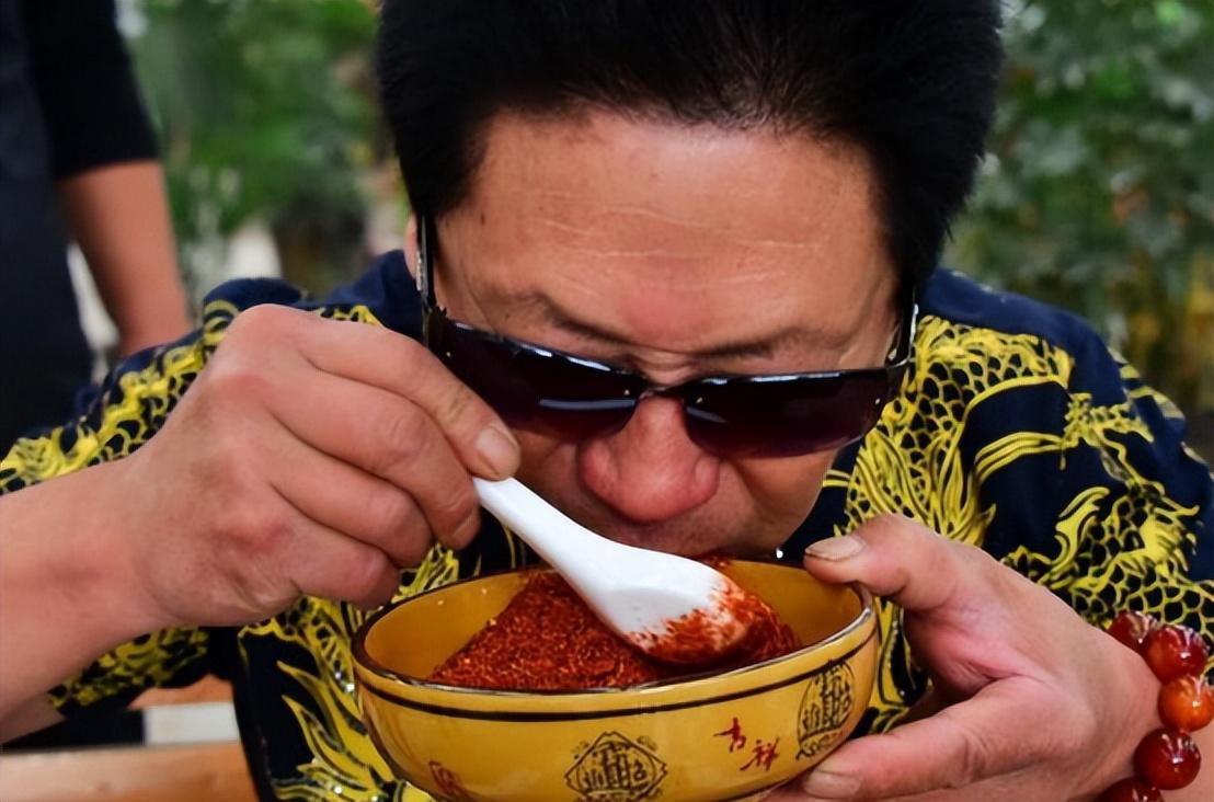 纪实辣王李永志吃5斤辣椒配白酒破世界纪录下场让人同情