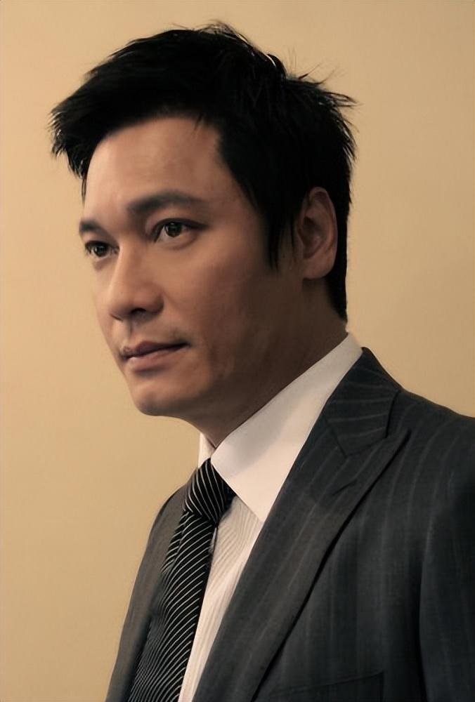 回顾罗嘉良抛弃相爱30年的方敏仪投入苏岩怀抱如今他幸福吗