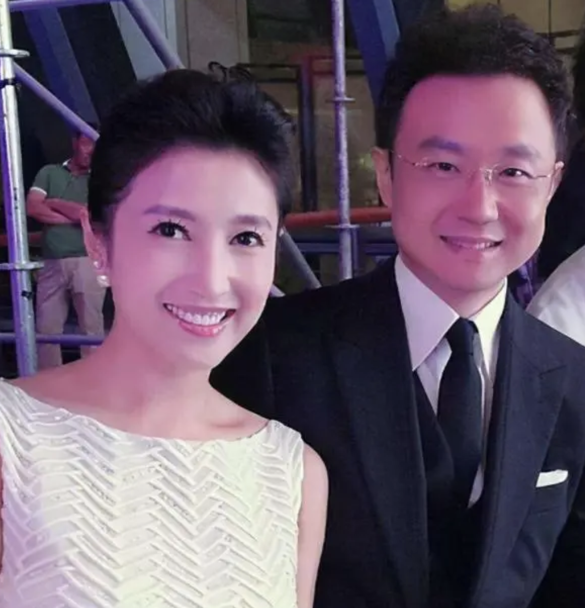 回顾主持人春妮毕业嫁给学长二婚嫁给同学刚强婚后被宠成了宝