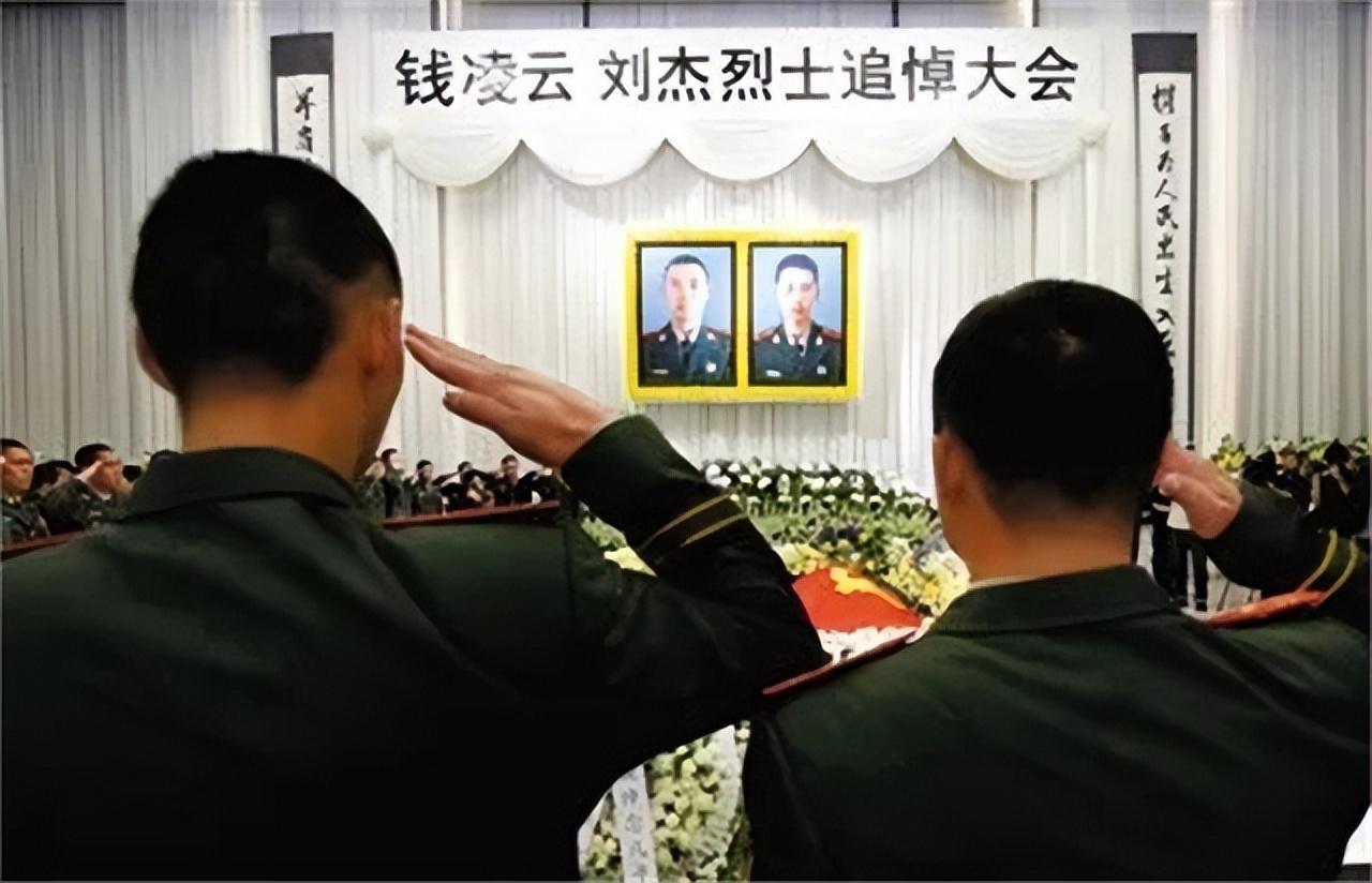 2014年20岁消防员牺牲42岁母亲尝试5次试管4年后终迎来一女